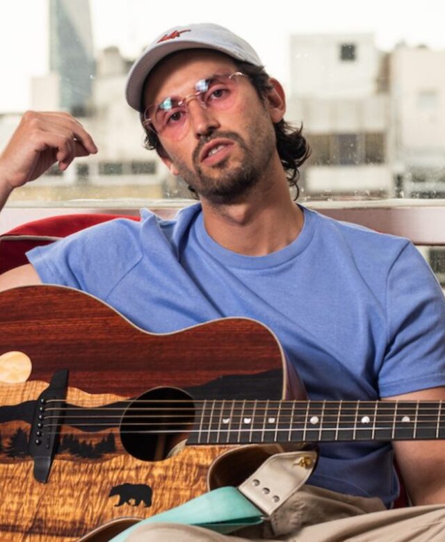 MAUMAUMAU habla sobre su identidad entre México y EE.UU., su proceso creativo, Berklee y su nuevo EP “Macho Macho”, un proyecto que mezcla géneros, idiomas y narrativa audiovisual.