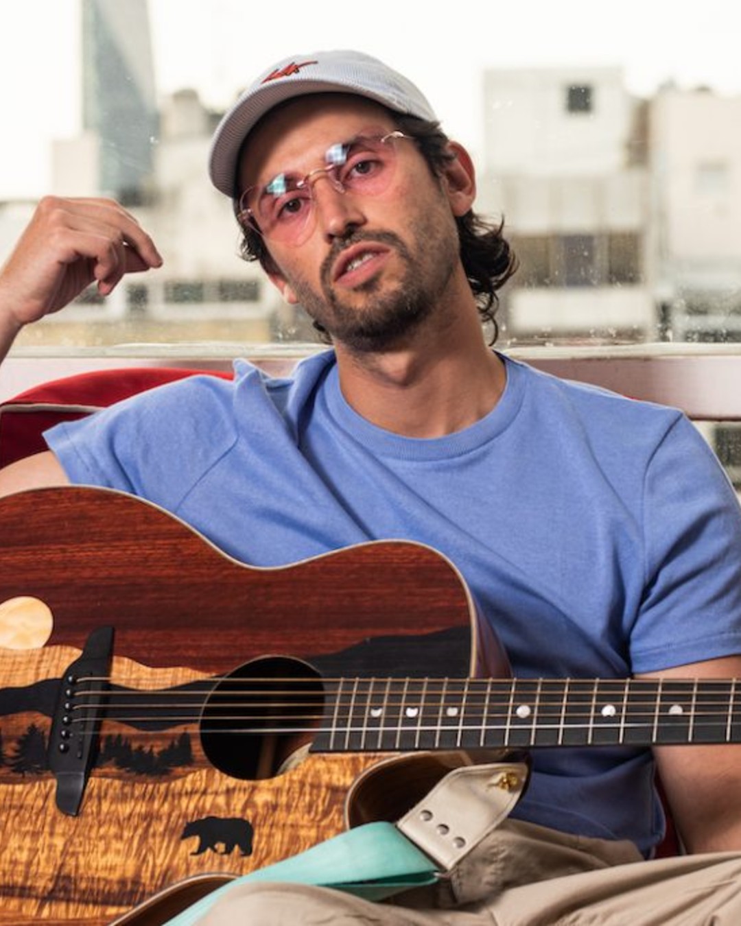 MAUMAUMAU habla sobre su identidad entre México y EE.UU., su proceso creativo, Berklee y su nuevo EP “Macho Macho”, un proyecto que mezcla géneros, idiomas y narrativa audiovisual.