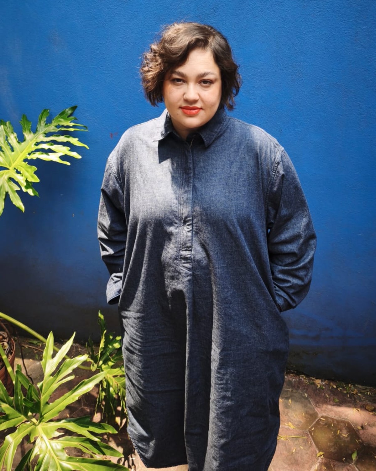 Agris charla sobre su transición tras 'Cumpleaños y Funerales', su colaboración con Mauro Muñoz y cómo la rabia y el pop definen su nueva era musical.