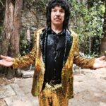 Silverio regresa con “Carnaval”, primer sencillo de su nuevo álbum, inspirado en el cine de ficheras. Habla de su proceso creativo, el uso del sampleo y su apuesta por el caos en vivo.