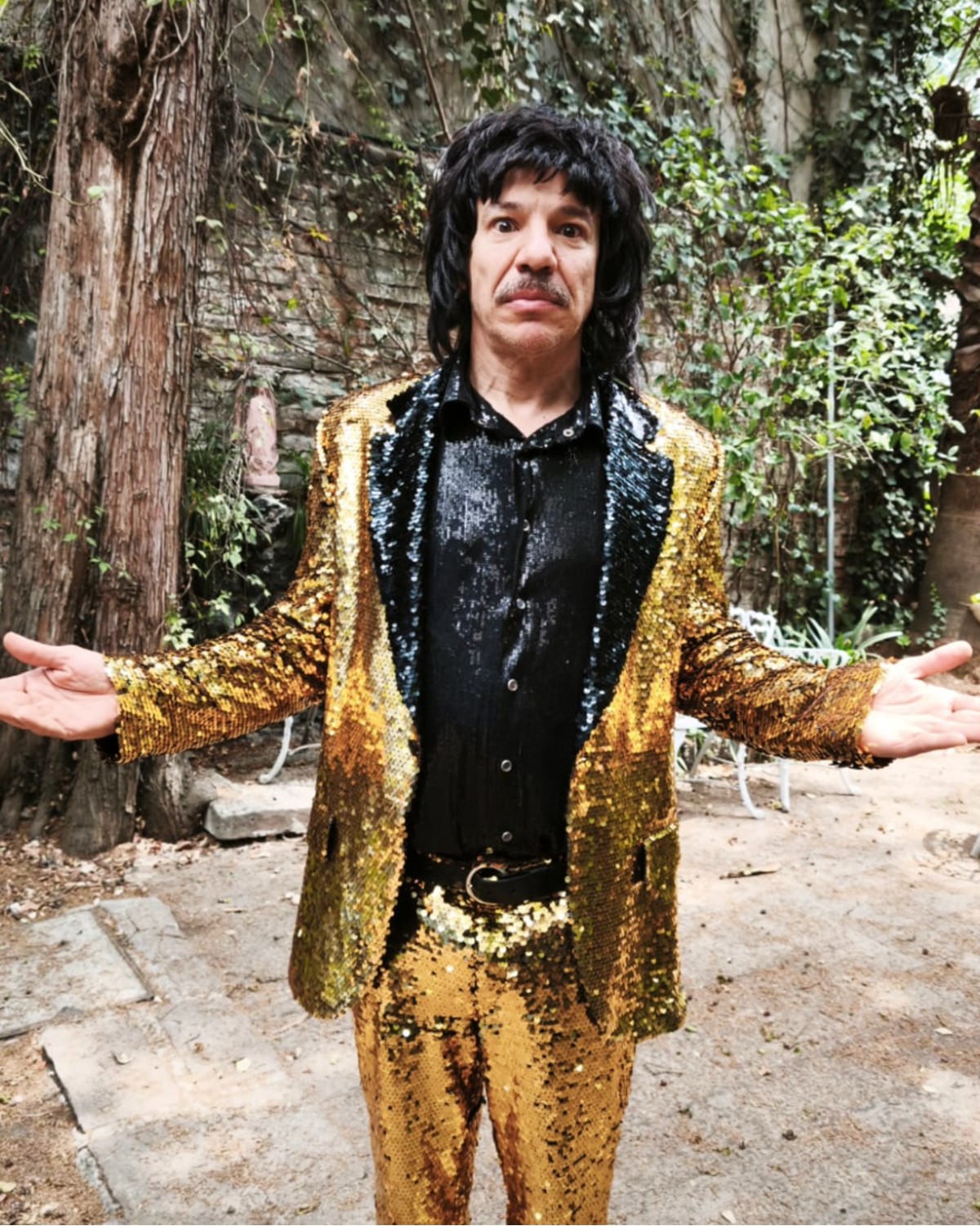 Silverio regresa con “Carnaval”, primer sencillo de su nuevo álbum, inspirado en el cine de ficheras. Habla de su proceso creativo, el uso del sampleo y su apuesta por el caos en vivo.