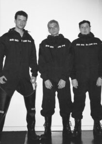 Exploramos el proceso creativo de 'Términos y Condiciones', el nuevo álbum de Usted Señálemelo. Una charla sobre componer en gira, colaborar con Jay de la Cueva y su regreso a las raíces como trío.