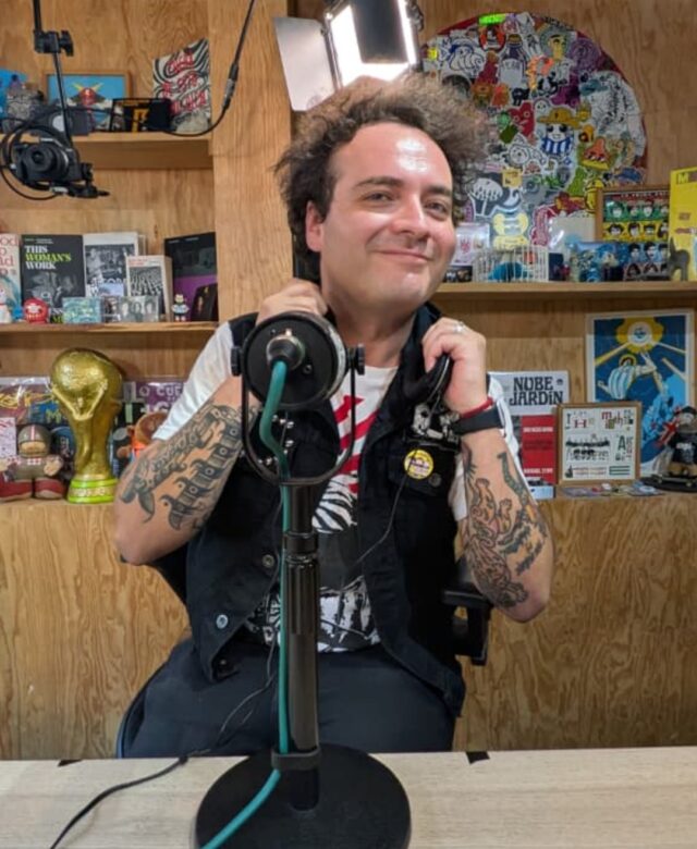 Conversamos con De Nalgas sobre sus 16 años de trayectoria, la importancia de su disco emblemático y cómo mantienen viva la esencia punk en la escena mexicana.