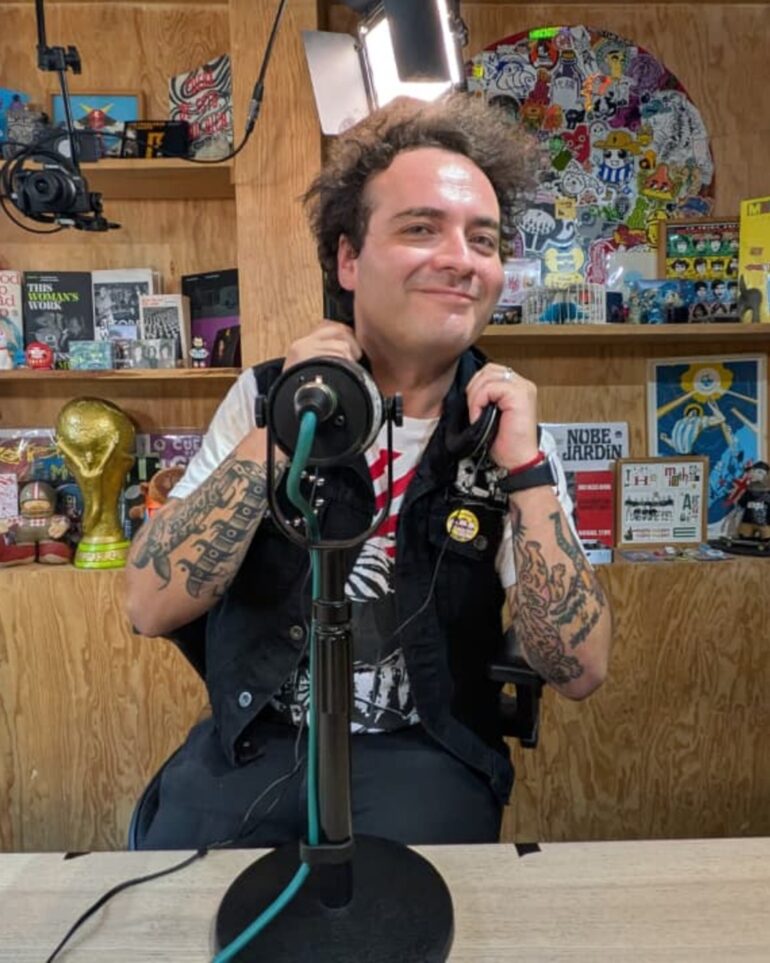 Conversamos con De Nalgas sobre sus 16 años de trayectoria, la importancia de su disco emblemático y cómo mantienen viva la esencia punk en la escena mexicana.