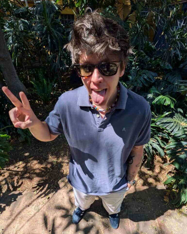escubre la historia de Miki, el artista que fusiona el rock con la cultura otaku. Hablamos sobre su tour gratuito por las Friky Plazas de México, su pasión por Green Day y cómo el "ser friki" lo llevó a firmar con Universal Music.