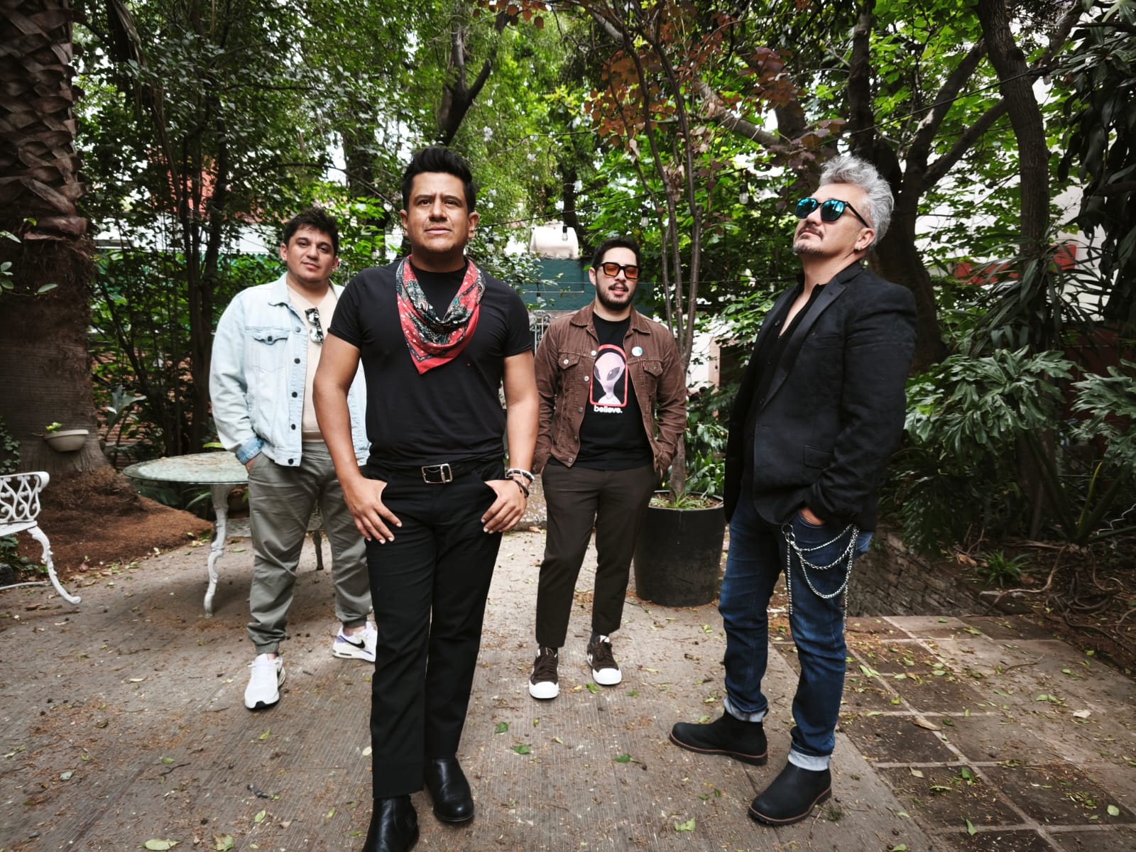 Descubre la evolución de Rock and Lovers tras el lanzamiento de su segundo volumen de 'El Sistema Perfecto'. Una charla íntima sobre producción, giras y la importancia de la amistad en la escena indie.