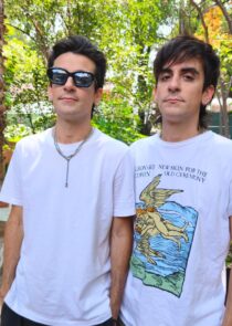 Descubre los secretos detrás de "Perdón", el nuevo sencillo de la banda Inmigrantes junto a Jay de la Cueva. Entrevista exclusiva sobre su grabación en cinta en Sonic Ranch y su evolución musical en 2026.