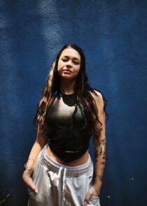 Soulfía nos revela los detalles de su nuevo álbum, su alejamiento del género urbano tras "Brujerías de Cantina" y cómo la honestidad brutal guía su presente musical.