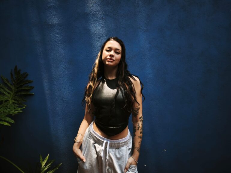 Soulfía nos revela los detalles de su nuevo álbum, su alejamiento del género urbano tras "Brujerías de Cantina" y cómo la honestidad brutal guía su presente musical.
