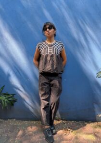 Entrevista exclusiva con Luisa Almaguer por los 10 años de Miljillo. Descubre sus agudas críticas a la industria, su alianza con Damon Albarn y sus próximos conciertos en CDMX.