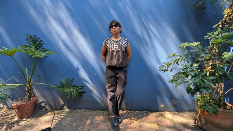 Entrevista exclusiva con Luisa Almaguer por los 10 años de Miljillo. Descubre sus agudas críticas a la industria, su alianza con Damon Albarn y sus próximos conciertos en CDMX.