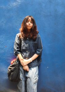 Descubre cómo Bratty transformó su sonido en su nuevo disco de 2026, colaborando con íconos como Julieta Venegas y explorando el pop experimental tras su paso por Coachella.