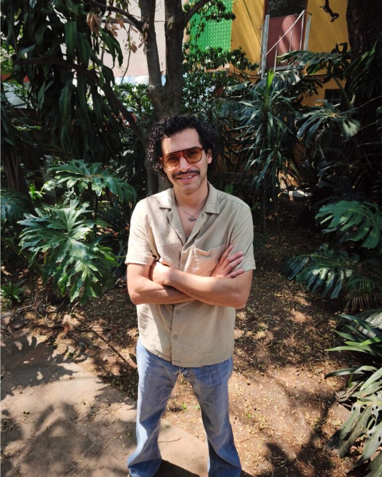Platicamos con Mau Soles sobre 'Florece', el nuevo álbum de Mil Soles. Descubre su filosofía del pop alternativo, sus colaboraciones y próximas fechas en CDMX.