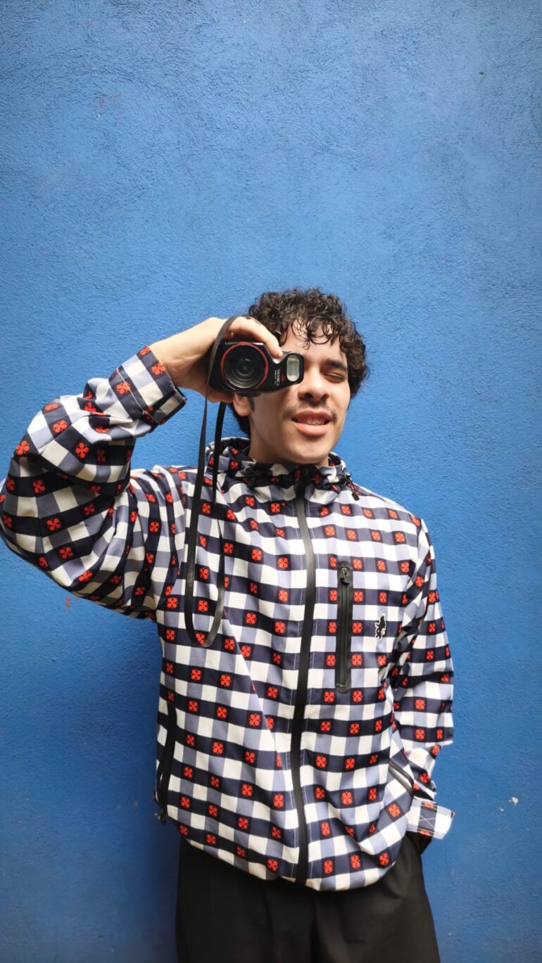 Entrevista con Víctor Internet: Identidad, Spanglish y 'Glitter Pop'