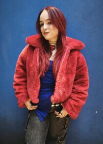 Karina Vélez: Entrevista, nuevo sencillo De tu mano y su evolución en el pop alternativo