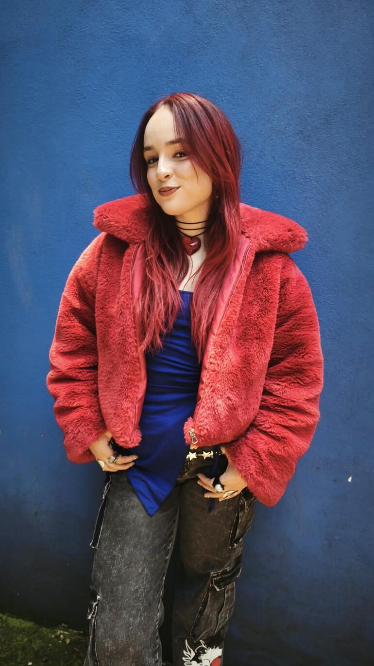 Karina Vélez: Entrevista, nuevo sencillo De tu mano y su evolución en el pop alternativo